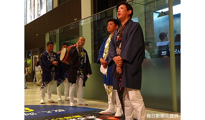 大相撲名古屋場所の開幕を知らせる「触れ太鼓」